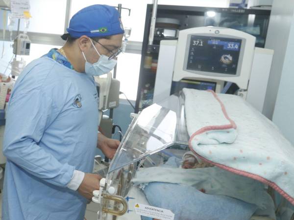 El doctor Gamaliel Ferrufino, neonatólogo del hospital Mario Catarino Rivas, brinda atención al segundo de los trillizos que nacieron el 12 de abril en este centro asistencial.