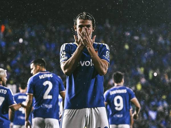 Nico Paz fue la figura del Como con sus dos goles para la victoria contra el Manchester United.