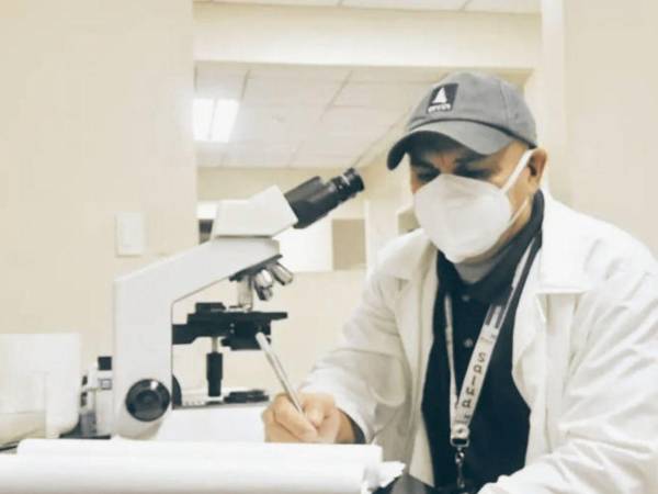 Con solo el 20% de visión en su ojo derecho a causa de una grave artritis reumatoide, el pintor y laboratorista hondureño Rubén Flores libra una dura batalla médica para no perder la vista.