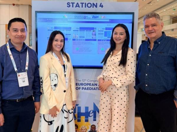 Los doctores Luis López, Pastora Hernández, Fiamma Paz y David Mendoza, participan en el Congreso de la Academia Europea de Sociedades Pediátricas 2026.