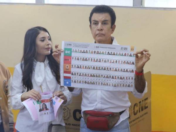 El candidato presidencial del Partido Liberal, Salvador Nasralla, ejerciendo el sufragio durante las elecciones generales de 2025.