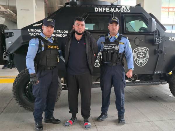 Rogel Baca fue custodiado por la Policía Nacional tras llegar a Honduras.