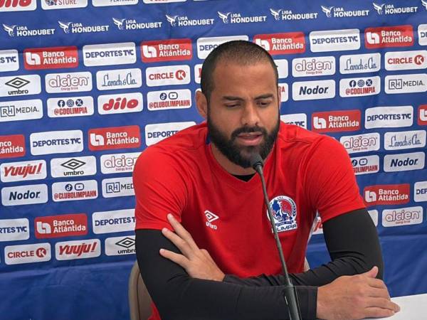 Edrick Menjívar en conferencia de prensa.