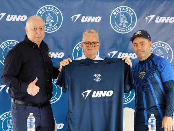 El presidente del F.C. Motagua, Eduardo Atala; Oscar Carías, gerente de País de UNO e integrantes del cuerpo técnico posan con la nueva indumentaria del club. El evento sella el patrocinio de la marca en la camiseta del Ciclón Azul.