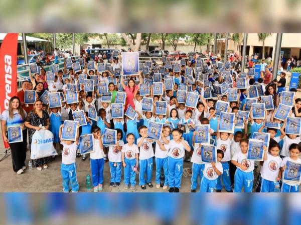 Estudiantes del CEB Hogar San José posan con el cuarto fascículo durante el cierre de la tercera edición de Mente Sana, una iniciativa de Diario LA PRENSA que promueve el cuidado de la salud mental.