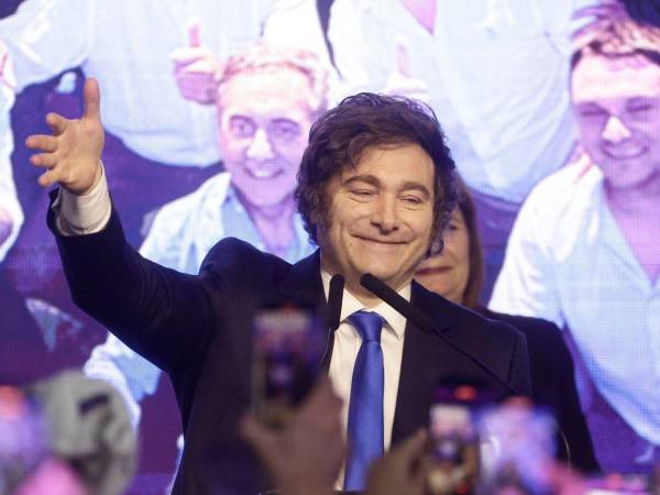 El presidente de Argentina, Javier Milei, celebra tras conocer los resultados de las elecciones legislativas este domingo, en Buenos Aires (Argentina). La Libertad Avanza (LLA), el partido del presidente de Milei, ganó las elecciones legislativas con el 39 % de los votos.