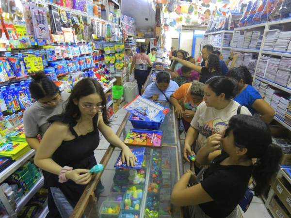 Desde la primera semana de enero, los padres de familia comezaron a realizar las compras de los útiles escolares de sus hijos.