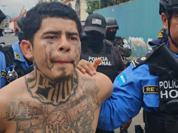 Las propuestas incluyen utilizar peritajes de tatuajes como elementos probatorios, ampliar de 24 a 48 horas el plazo para presentar requerimientos fiscales y eliminar beneficios de preliberación para condenados por terrorismo. Las reformas esperan la opinión de la Corte Suprema de Justicia.