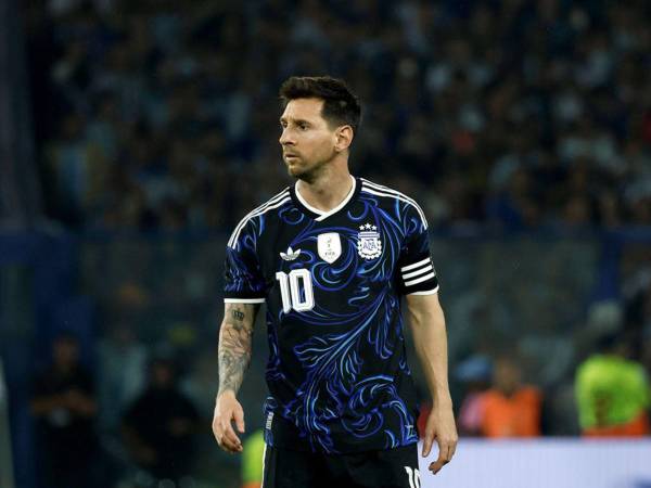 La selección argentina y Lionel Messi enfrentan una demanda tras presunto incumplimiento en amistosos internacionales.