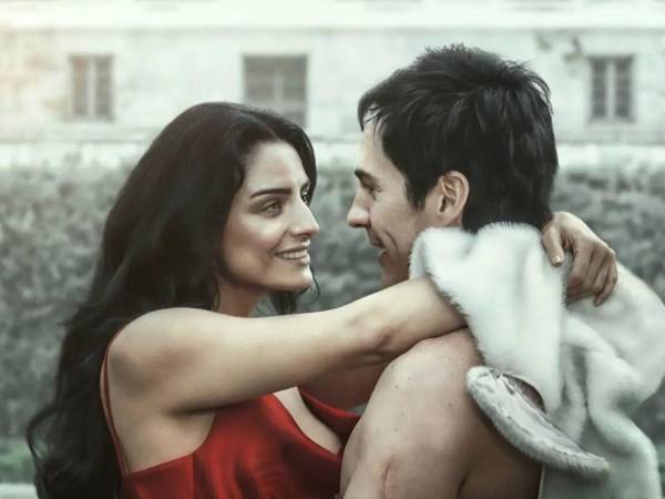 Aislinn Derbez y Mauricio Ochmann volvieron a acaparar la atención del público luego de presentar las primeras imágenes oficiales de Hasta el Fin del Mundo, la nueva película con la que compartirán pantalla nuevamente después de su separación en 2020. El anuncio fue realizado en redes sociales y rápidamente generó miles de reacciones entre sus seguidores.