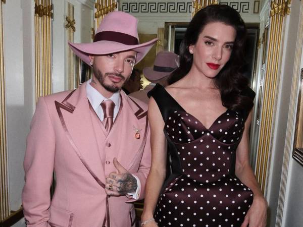 La historia de amor entre la modelo argentina Valentina Ferrer y el cantante colombiano J Balvin comenzó en 2017, durante la grabación del video musical Sigo Extrañándote.