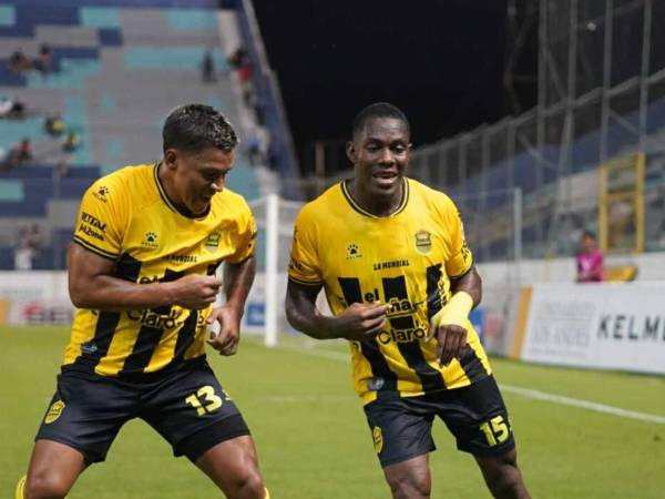 Brayan Moya y Dixon Ramírez con un peculiar baile tras celebrar uno de los goles anotados en el Real España vs Olancho FC.