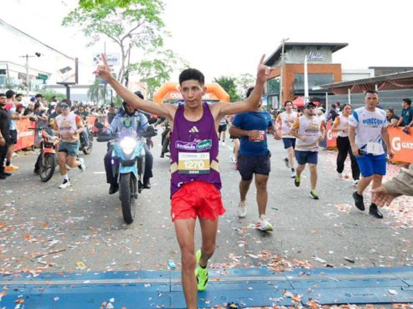 El guatemalteco Diego Tumax celebra su victoria tras conquistar los 21 kilómetros de la edición 50 de la Maratón LA PRENSA-Gatorade en San Pedro Sula.