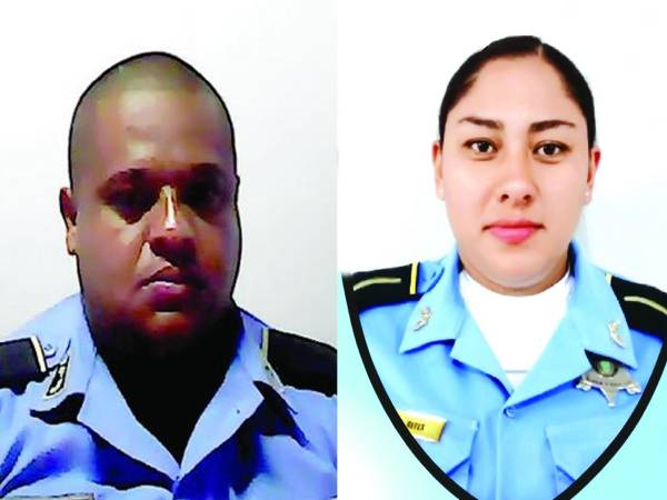 Momento en que personal forense levanta los cuerpos de Edwyn Yovani Torres Sarabia y Arely Yaritza Matamoros.