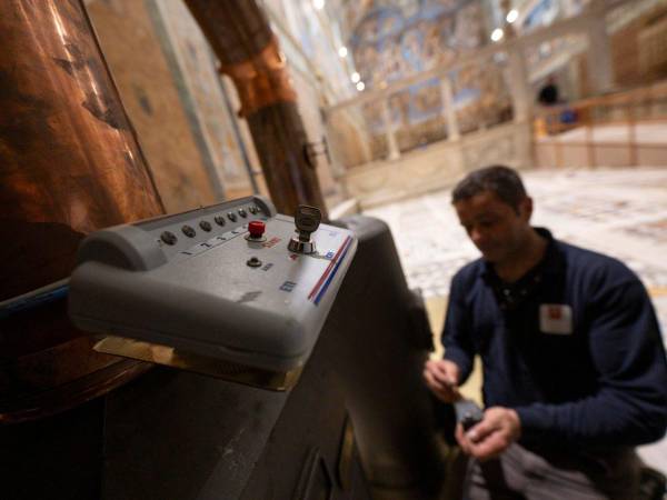 La Capilla Sixtina del Vaticano se prepara para el cónclave del que saldrá el sucesor de Francisco y los técnicos se afanan para que todo esté listo, instalando las mesas en las que votarán los cardenales o la estufa en la que los cardenales quemarán sus votos secretos, además de otros retoques.