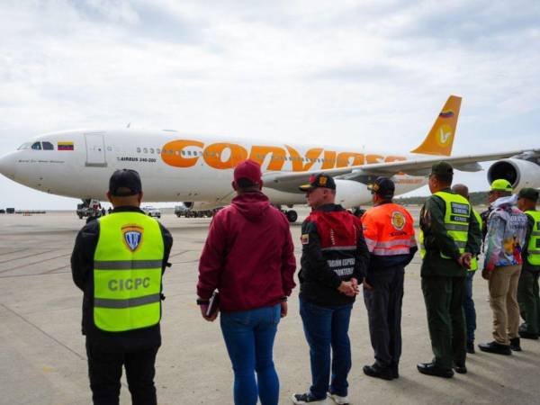 Migrantes venezolanos deportados regresan a su país en un vuelo procedente de Honduras.