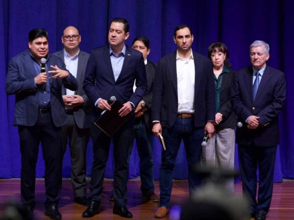 El secretario de Finanzas, Emilio Hernández Hércules; el gerente de la Enee, Guillermo Peña Panting; y el presidente del Banco Central de Honduras, Roberto Lagos, participaron en una conferencia donde abordaron la situación financiera y el futuro de la estatal eléctrica.
