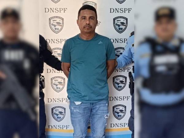 Un ciudadano guatemalteco de 40 años fue detenido en el punto fronterizo de Corinto, luego de que las autoridades hondureñas confirmaran que tenía una notificación roja internacional.
