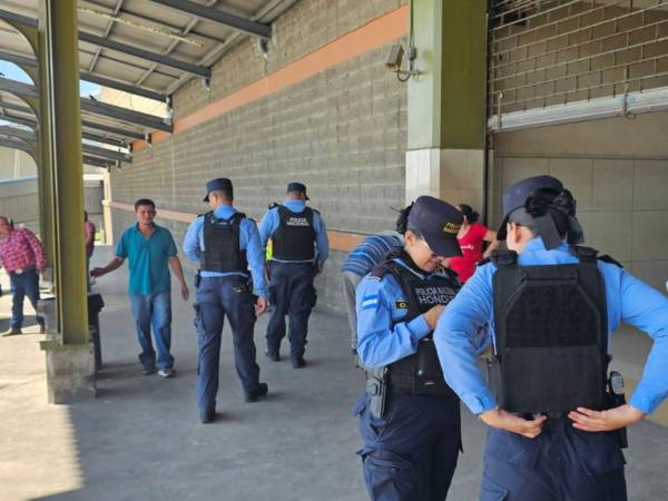 Miembros de la Policía Nacional durante jornada de inspección en la Gran Terminal de buses de San Pedro Sula.