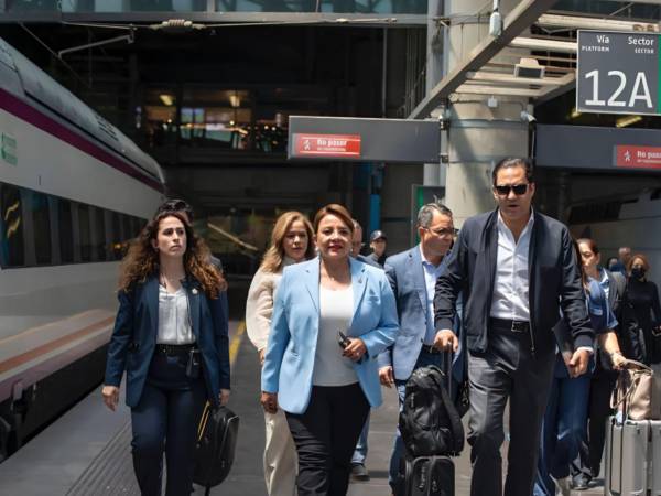 Xiomara Castro junto su secretario privado, Héctor Zelaya, en España.