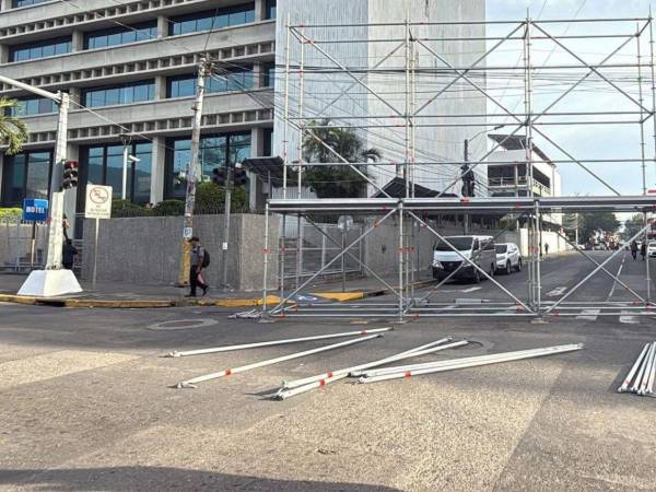 Frente a la Alcaldía de San Pedro Sula se comenzó a montar un escenario, en el que las máximas autoridades del Partido Libre darán un discurso tras finalizado el recorrido de la movilización.