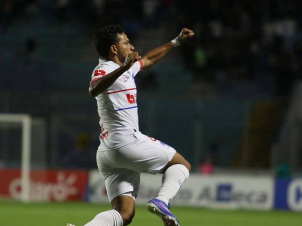 Edwin Rodríguez celebrando el gol que le dio el triunfo al Olimpia ante Motagua.