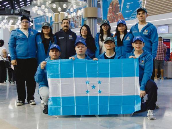 Estudiantes del Centro Técnico Hondureño Alemán junto al director Nicolás Ochoa y la docente Verlene Ferrera en el aeropurto Ramón Villeda Morales.