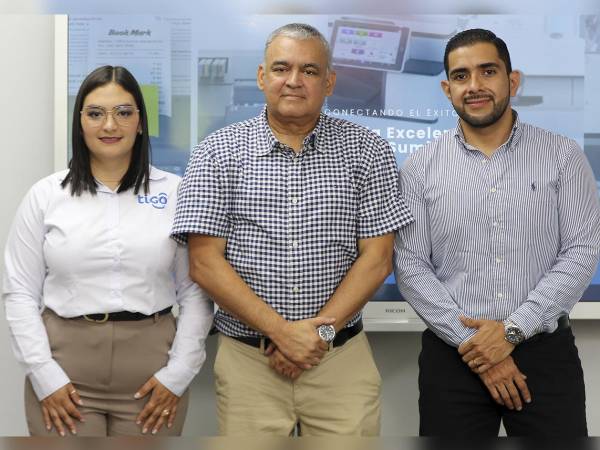 El ingeniero Julio Varela, gerente técnico de Sumitec, junto a ejecutivos de Tigo Business.