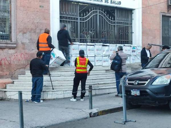 Los repartidores que entregaron medicamentos a domicilio, casa por casa, protestaron este miércoles frente a la Secretaría de Salud para exigir el pago de varios meses que el Gobierno les adeuda.