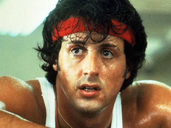 Hace casi 50 años llegó a las salas de cine Rocky, la película que redefinió el género deportivo y se transformó en un fenómeno cultural global. A 49 años de su estreno, los personajes que dieron vida a esta historia siguen siendo recordados por su impacto, su legado y sus carreras posteriores.