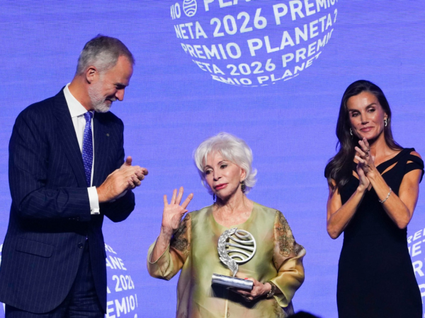 Isabel Allende recibe el Premio Planeta 2026 de manos de los reyes de España tras alzarse con el galardón por su novela La hora antes del alba.