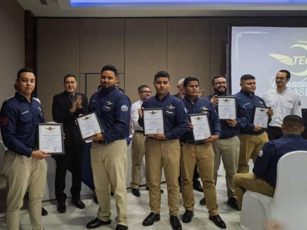 TECNAER gradúa a su primera promoción de técnicos aeronáuticos