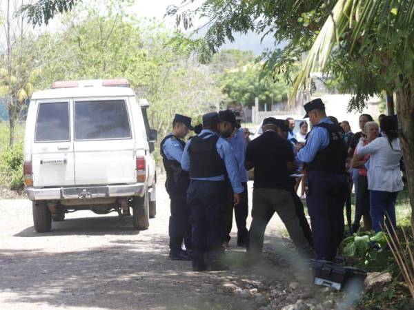 Agentes policiales y de Medicina Forense realizaron el levantamiento del cuerpo y del expediente investigativo en jueves 12 de junio en la colonia 28 de Junio en Villanueva, Cortés.