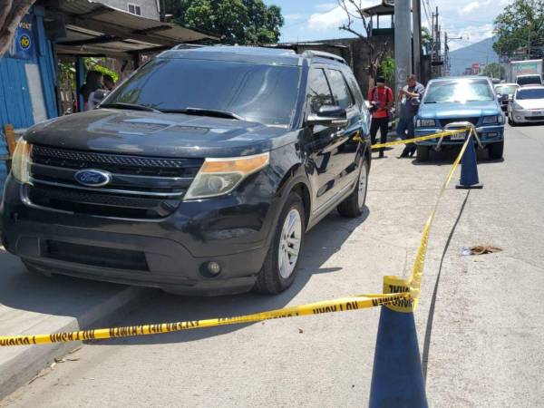 El cuerpo de la dama quedó al interior de este carro negro.