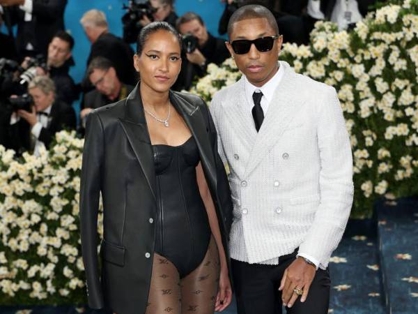 Como cada primer lunes de mayo, las escalinatas del Museo Metropolitano de Arte de Nueva York se convirtieron en la máxima pasarela de la moda con la celebración anual de la <b>Met Gala</b>, el evento benéfico que congrega a cientos de celebrities del mundo de la moda, el espectáculo, el arte, el deporte y la política con el fin de recaudar fondos para el Instituto del Traje. Pharrel Williams y su esposa Helen Lasichanh se robaron las miradas tras que llegaron.