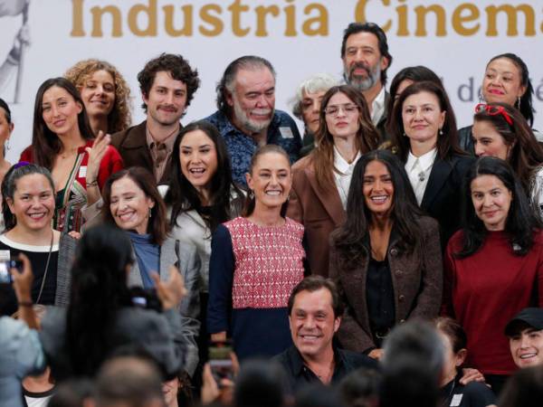 La actriz productora y directora mexicana Salma Hayek, y la presidenta de México, Claudia Sheinbaum, posaron junto a reconocidos actores y productores mexicanos durante una rueda de prensa el domingo, en el Palacio Nacional de la Ciudad de México (México).