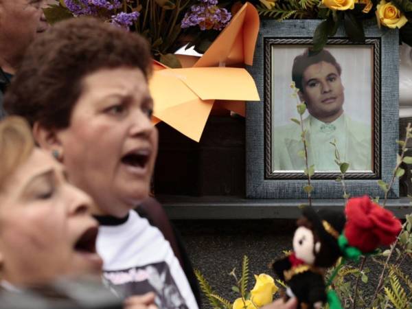 Con porras y canciones, imitadores y admiradores de Juan Gabriel convirtieron los pies de su estatua, en la Plaza Garibaldi, emblemática por sus mariachis en Ciudad de México, en una serenata colectiva para recordar al ‘Divo de Juárez’ a 10 años de su muerte.