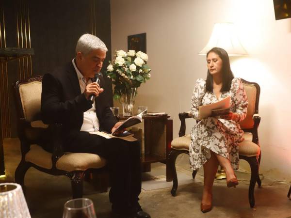El Padre Fausto Leonardo y Darling Soriano durante la tertulia.