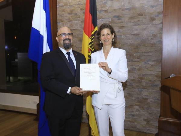 El nuevo cónsul honorario de Alemania en SPS, Dieter Fertsch Suazo, fue juramentado por Daniela Vogl, embajadora de Alemania en Honduras.