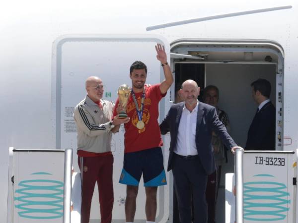Rodri y Luis de La Fuente al momento de bajar del avión.