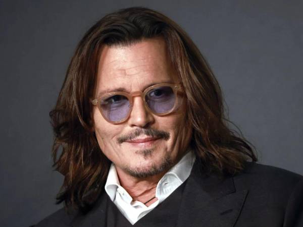 Johnny Depp es un aclamado actor, músico y productor estadounidense conocido por su versatilidad y sus papeles excéntricos e icónicos.