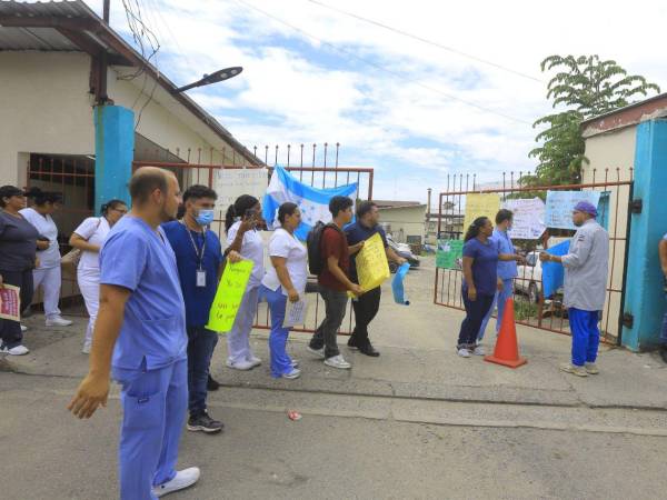Personal de salud protesta frente al hospital Leonardo Martínez Valenzuela.