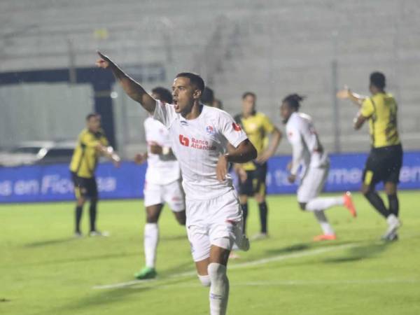 El uruguayo Emanuel Hernández, celebrando su gol en la victoria del Olimpia contra el Génesis en la última jornada del Torneo Clausura 2025.
