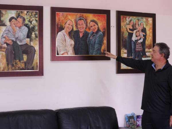 Chano Rivera tiene varios retratos de su familia colgados en la pared de su oficina. No quiso hablar sobre ellos, solo dijo ser un hombre muy familiar.