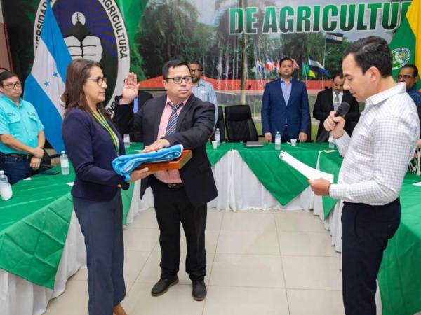 Momento en que Roy Donaldo Menjívar es juramentado como rector.