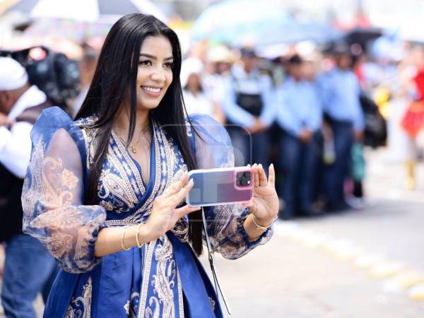 La docente Flor Guifarro del Instituto Cristiano Vicentino de SPS recorrió junto a su centro educativo los desfiles del 15 de septiembre.