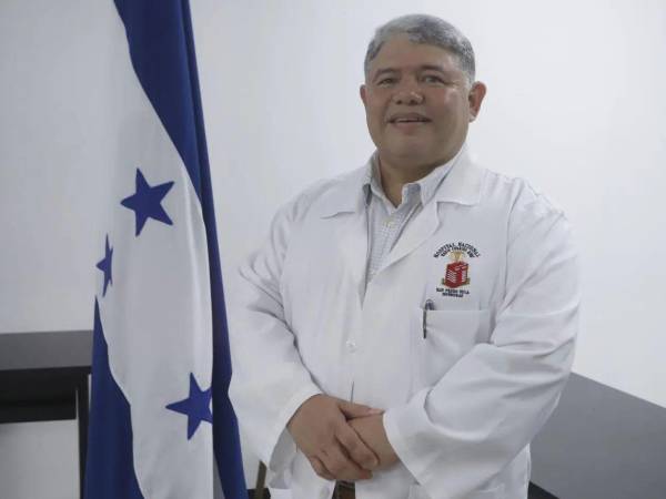Fotografía del doctor Juan Carlos Argueta el día que fue presentado como nuevo director del Mario Rivas en marzo de 2026.