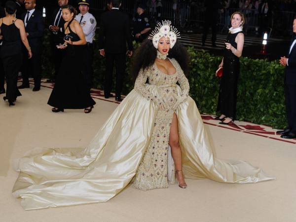 Cardi B en la Met Gala 2018, cuyo tema fue Cuerpos celestiales: la moda y la imaginación católica.