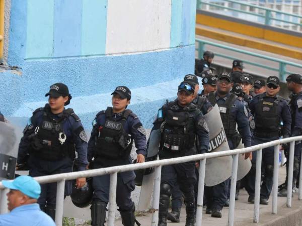 Elementos de la Policía Nacional dan la seguridad en el estadio Nacional.