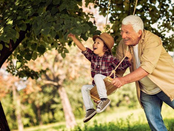 Las actividades recreativas en el exterior, necesarias para el desarrollo infantil, exigen un nivel de movilidad y resistencia que a veces pone a prueba las capacidades físicas de la población de la tercera edad.